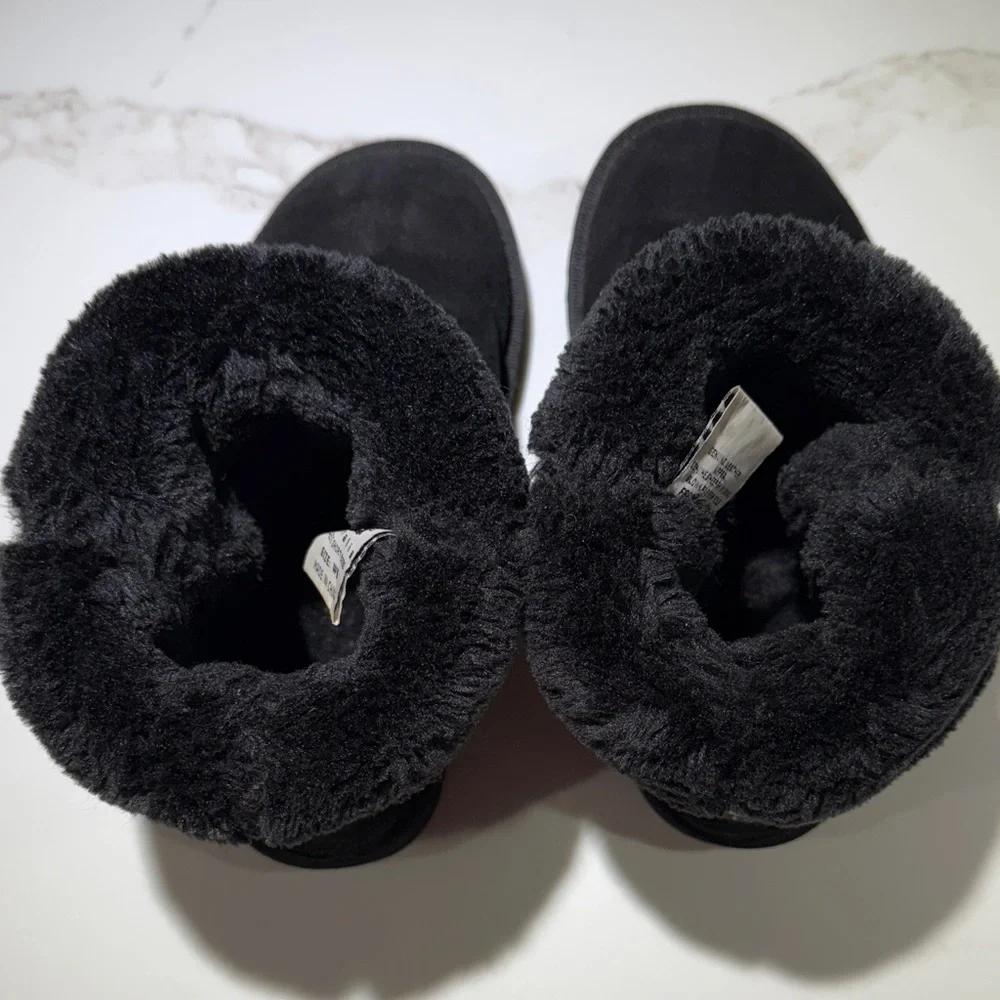 🥳🥳UGG Classic Short Boot, Authentic, Leather & Genuine Sheepskin, Size W5
